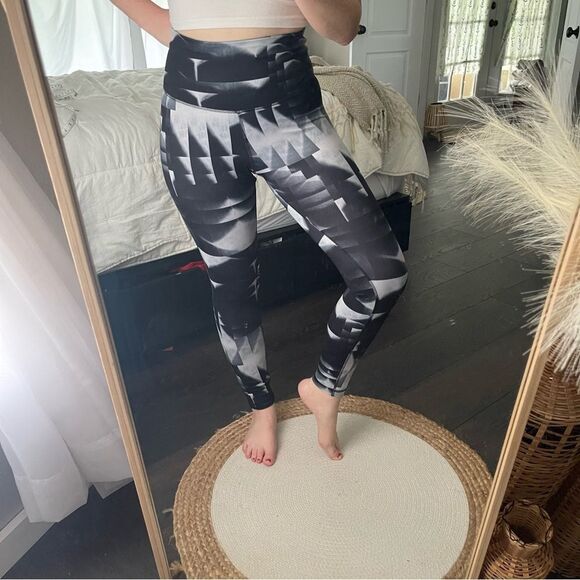 Reebok Lux Studio Women’s XS Black White Bold 2.0 Leggings High Rise - Picture 2 of 8